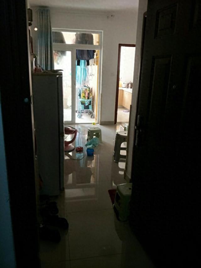 很幸運(yùn)一次搖中公租房,一室一廳只要400多房租,朋友都羨慕極了