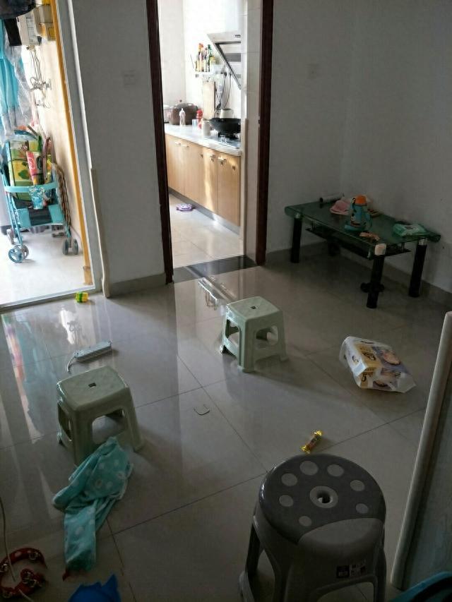 很幸運(yùn)一次搖中公租房,一室一廳只要400多房租,朋友都羨慕極了