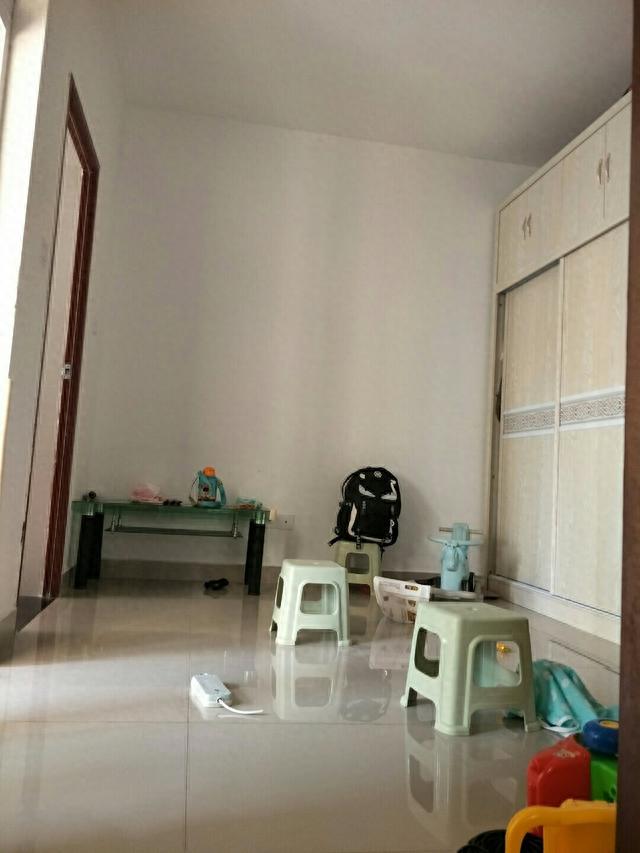很幸運(yùn)一次搖中公租房,一室一廳只要400多房租,朋友都羨慕極了